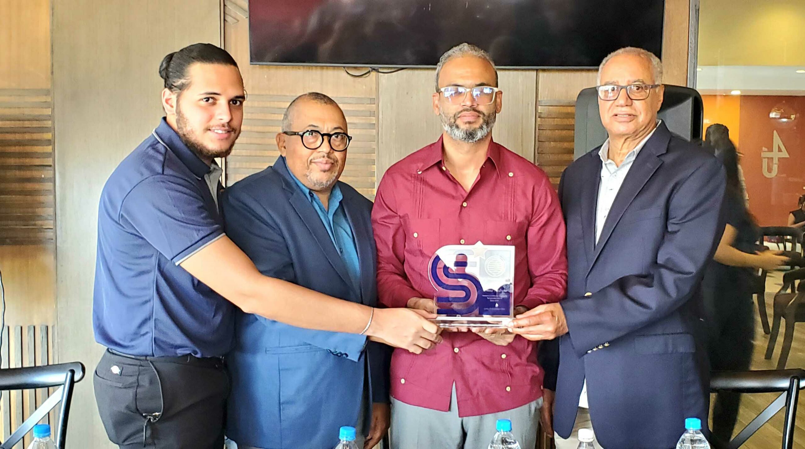En la celebracion del pelotero estrella de la Semana, Junior Matrillé, representante de los Gigantes del Cibao; Rafael Burgos, representante del Logomarca; Américo Celado, presidente de la Asociación de Cronistas Deportivos de Santo Domingo; y Andrés Van Der Horst, presidente de Producciones Apolo.