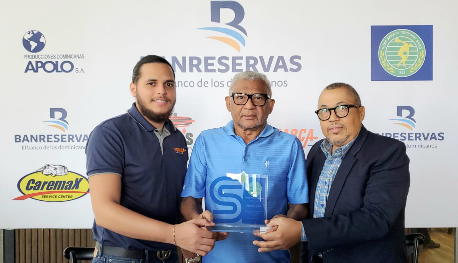 El profesor Lazaro Garcia es reconocido en la premiacion donde fueron elegidos Franmil Reyes y Steve Moyers como los mejores de la semana 8