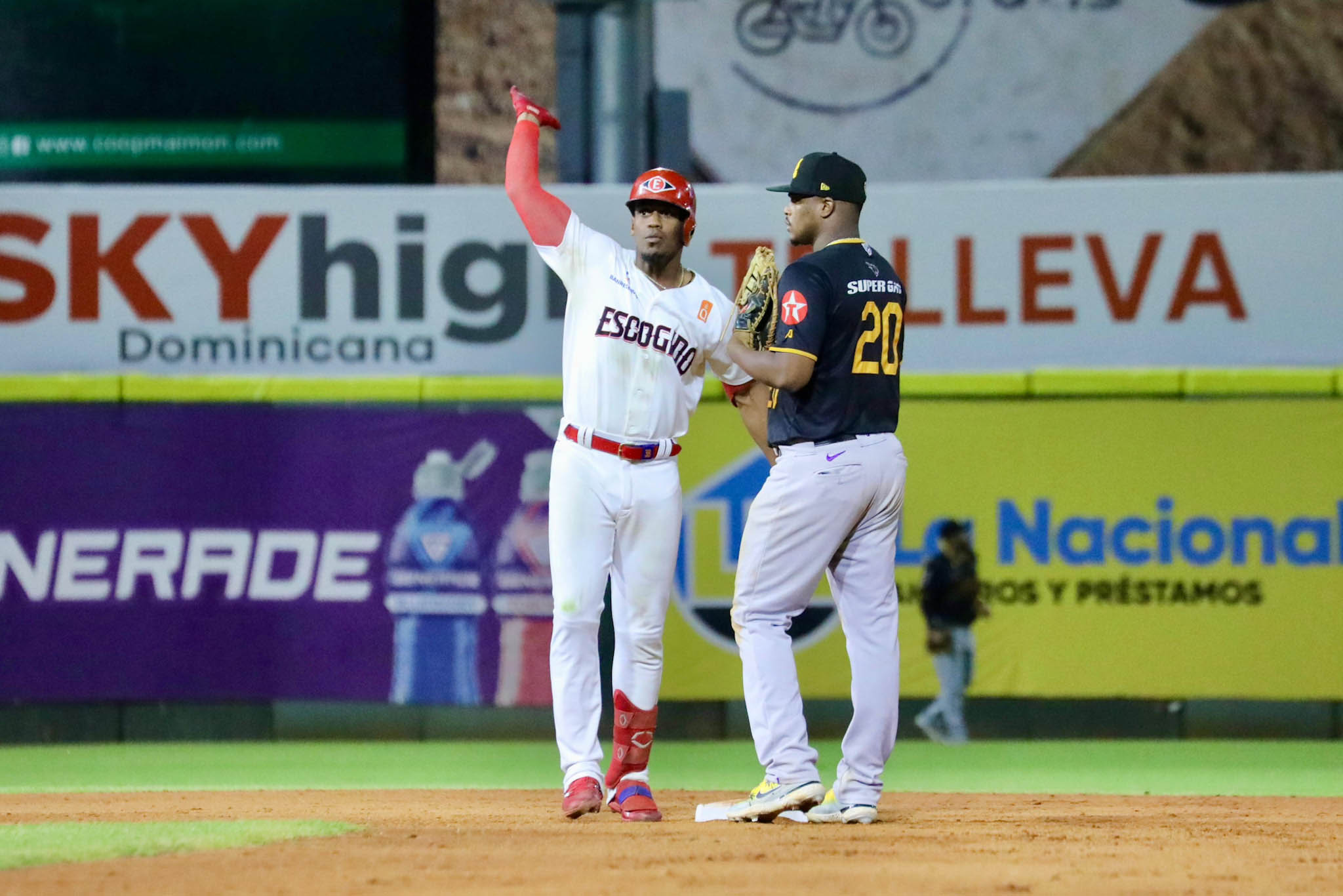 Elier Hernández celebra el doble remolcador de 2 carreras