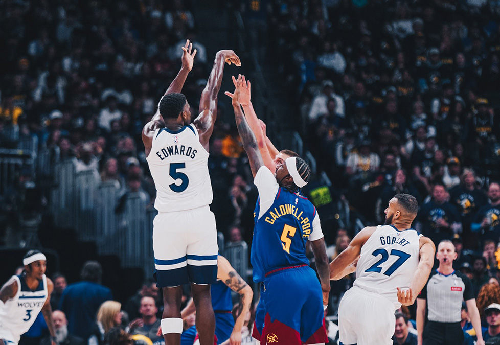 Anthony Edwards anota para los Timberwolves