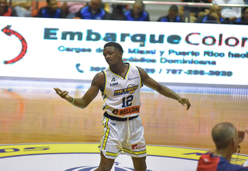 Jabari Rice celebra al anotar dos puntos ante los Marineros