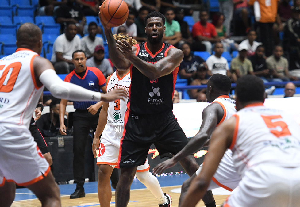 Tony Farmer pasando el balón en el duelo ante los Cañeros