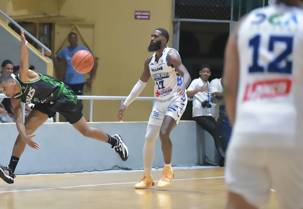 Jarred Frame de Marineros de Puerto Plata