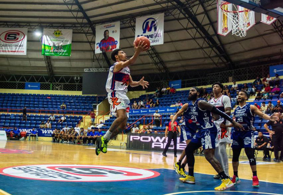 Quade Green anota una bandeja en la victoria de Los Reales