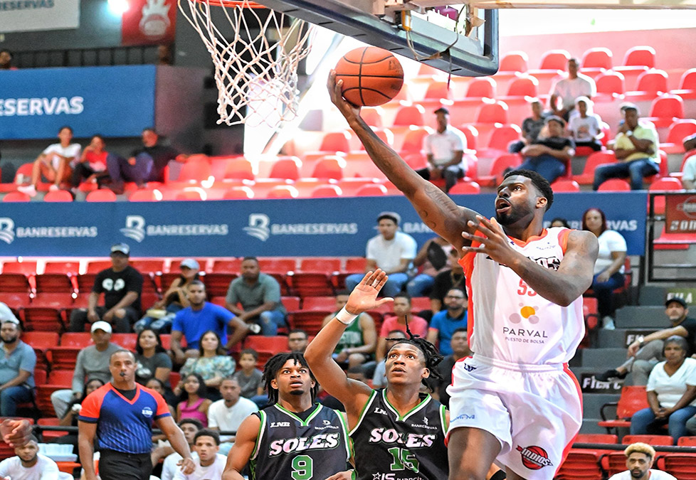 Tony Farmer anota bandeja ante la defensa de Soles