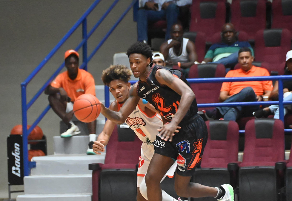 Nahziah Carter termino con 30 puntos