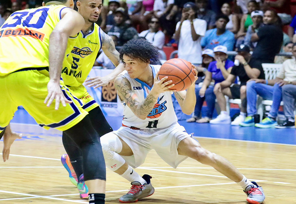 Richard Bautista de Titanes defendido por los jugadores de los Metros