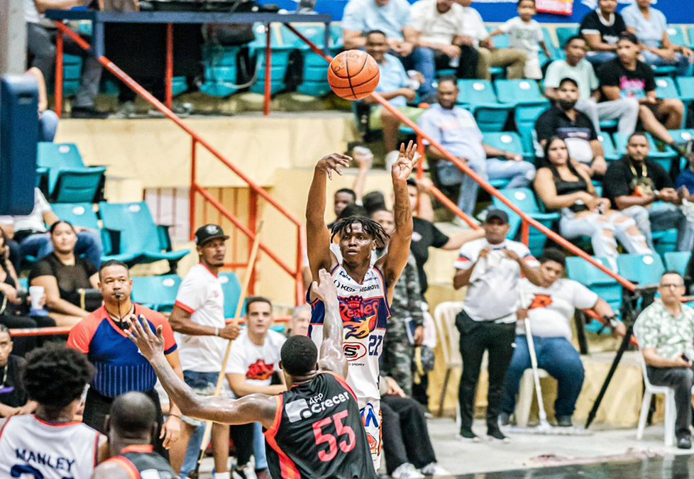 Michael Warren lanzando en aro