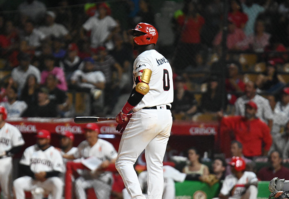 Junior Lake mirando la distancia de su batazo