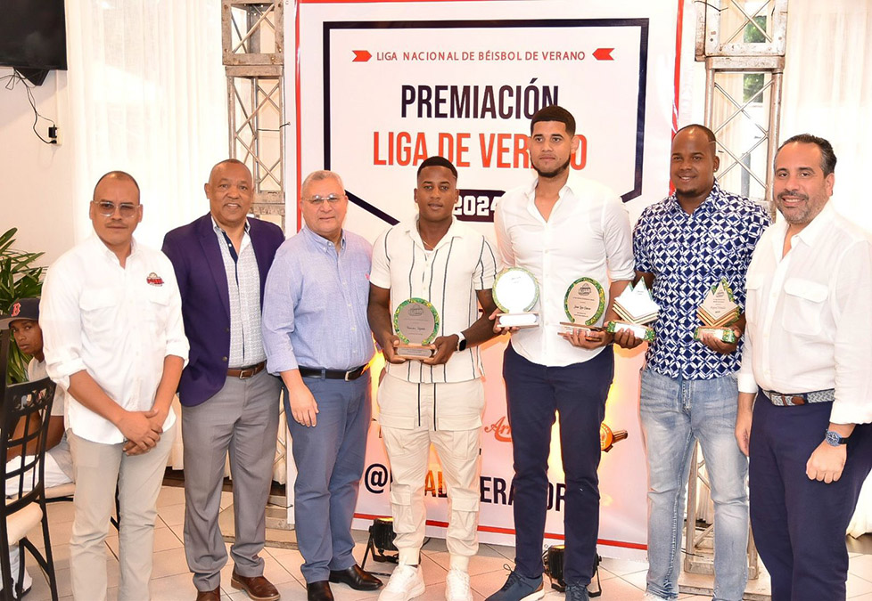 Representantes de la Liga de Verano entregando los premios