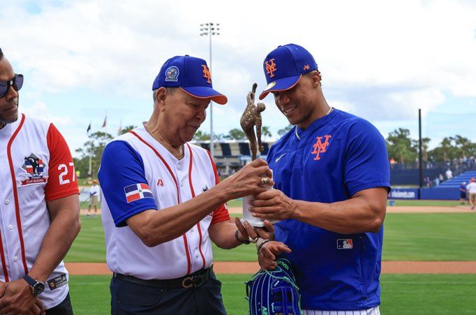 Juan Soto recibe de Juan Marichal el premio