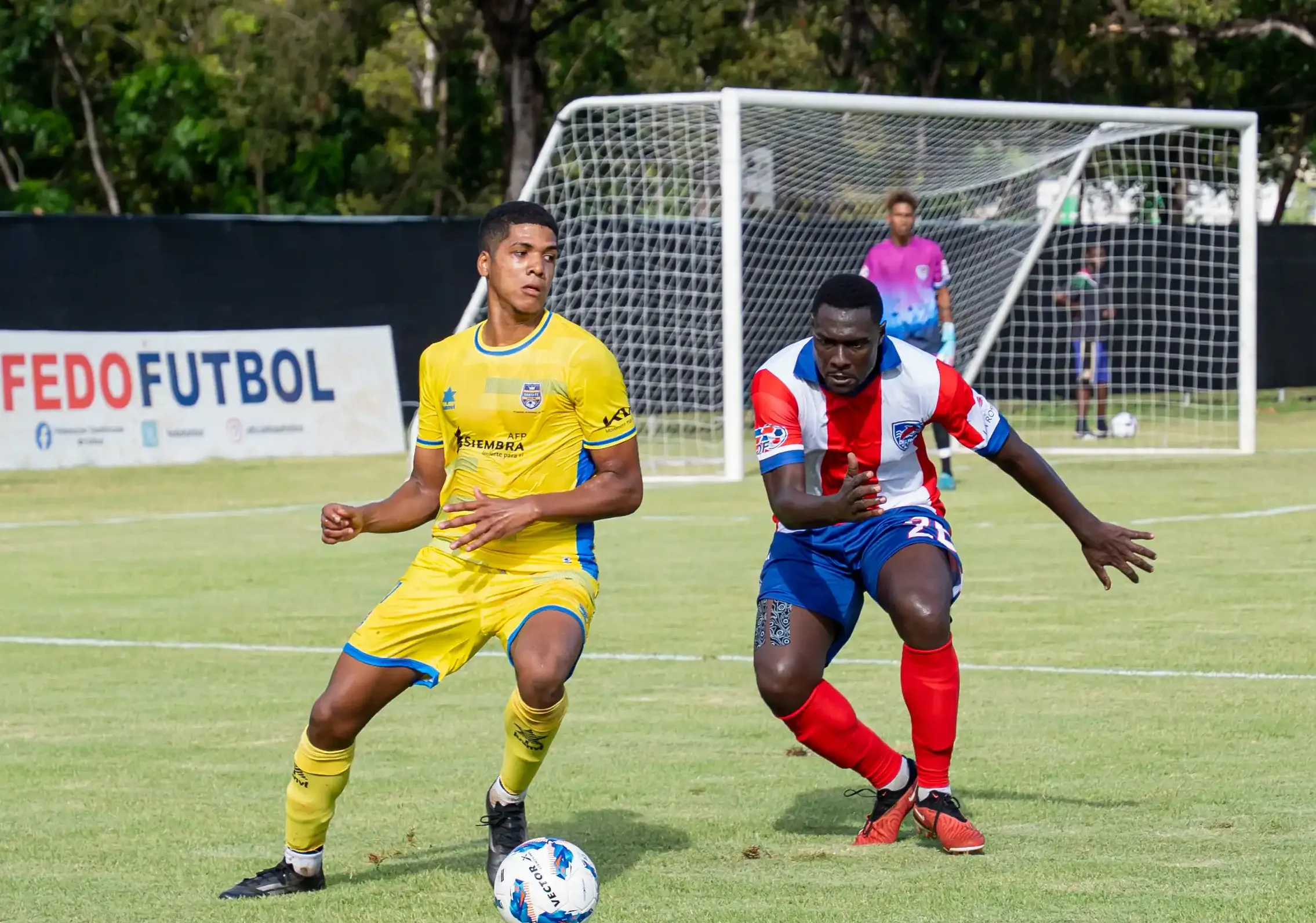 Ronald Suárez anoto el único gol de Delfines. (FUENTE EXTERNA)