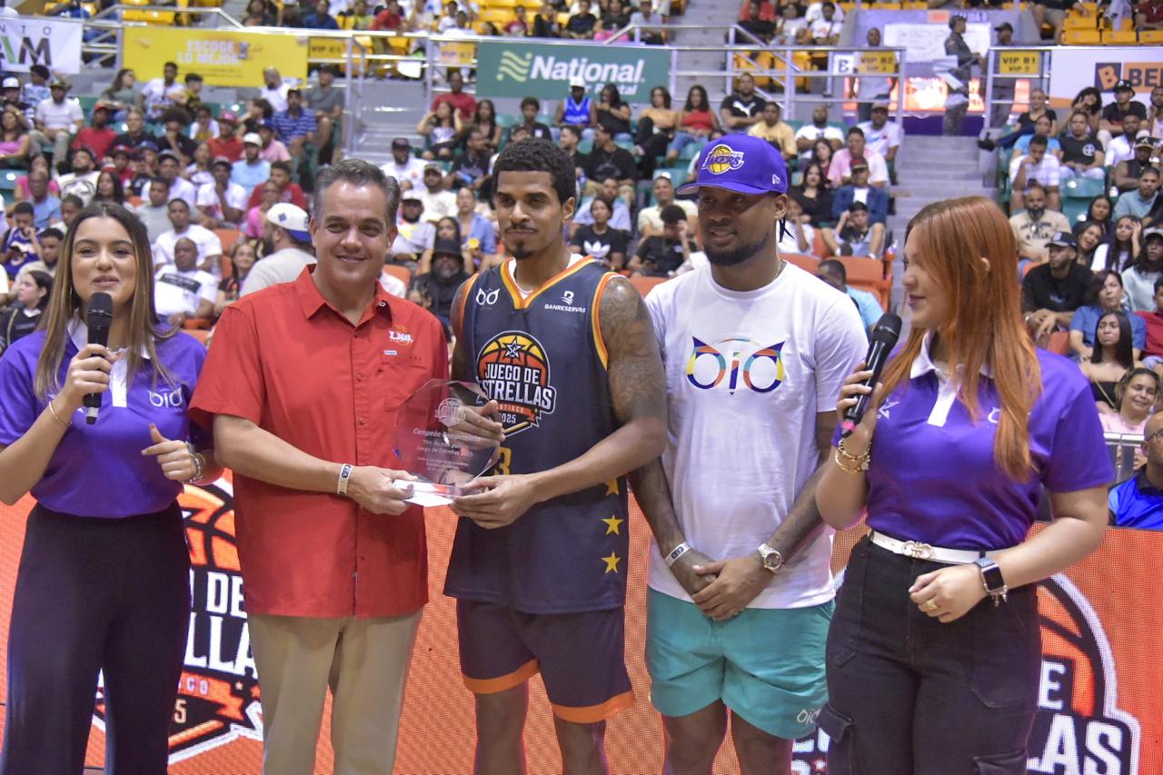 Edgar Sosa recibe el premio como campeón de la competencia de tiros de tres