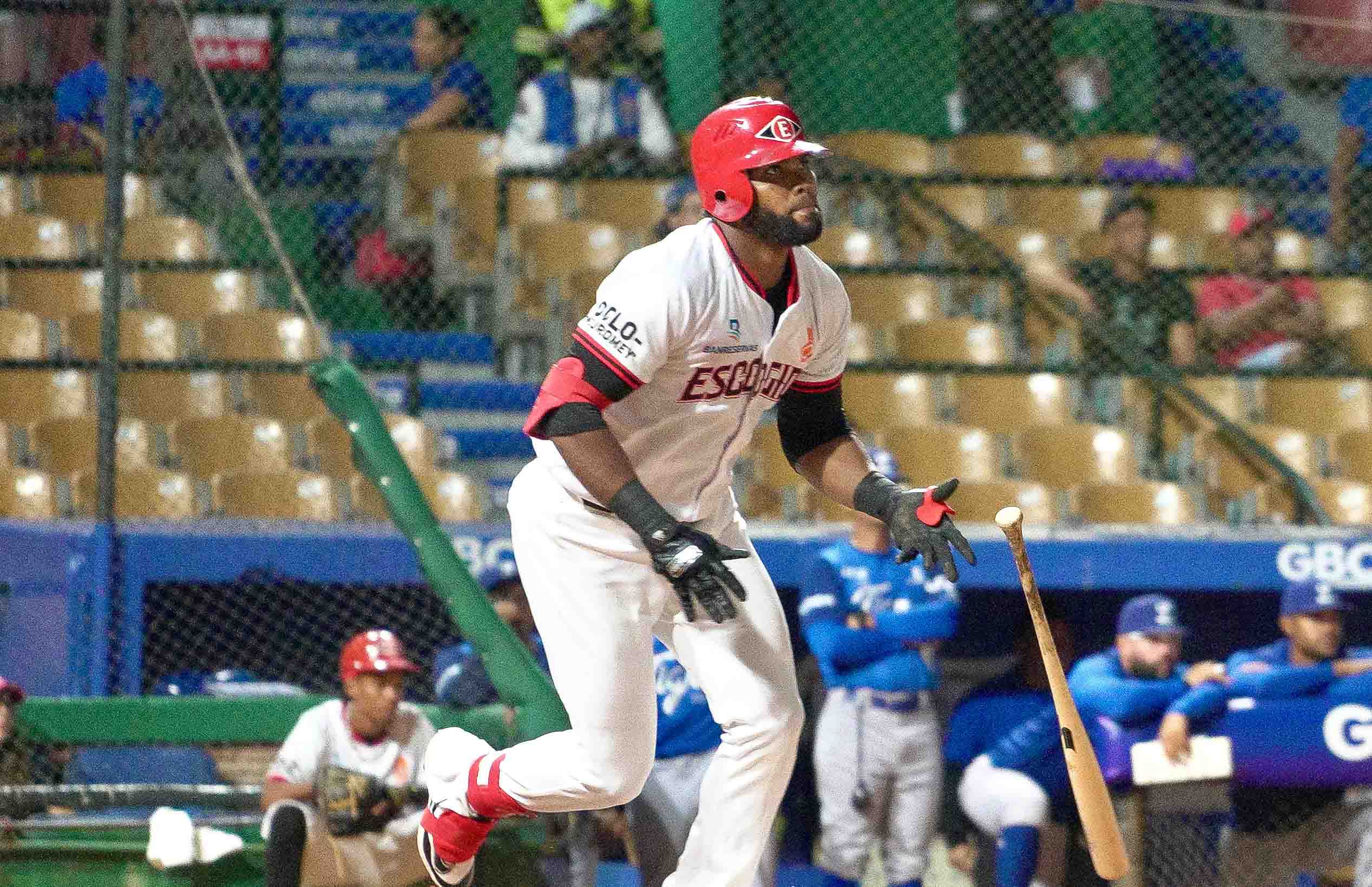 Leones del Escogido Dominan al Licey