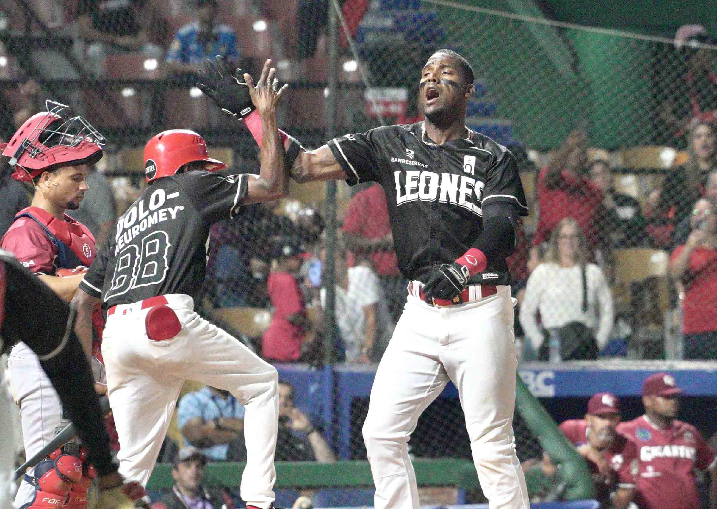 Con Jonrón de Junior Lake en el séptimo episodio se rompió el empate