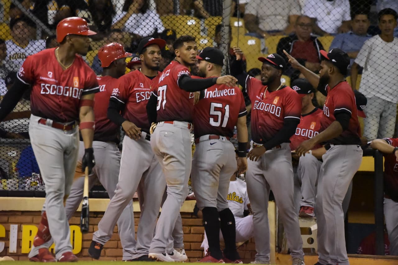 Travis Lakins y Leones del Escogido