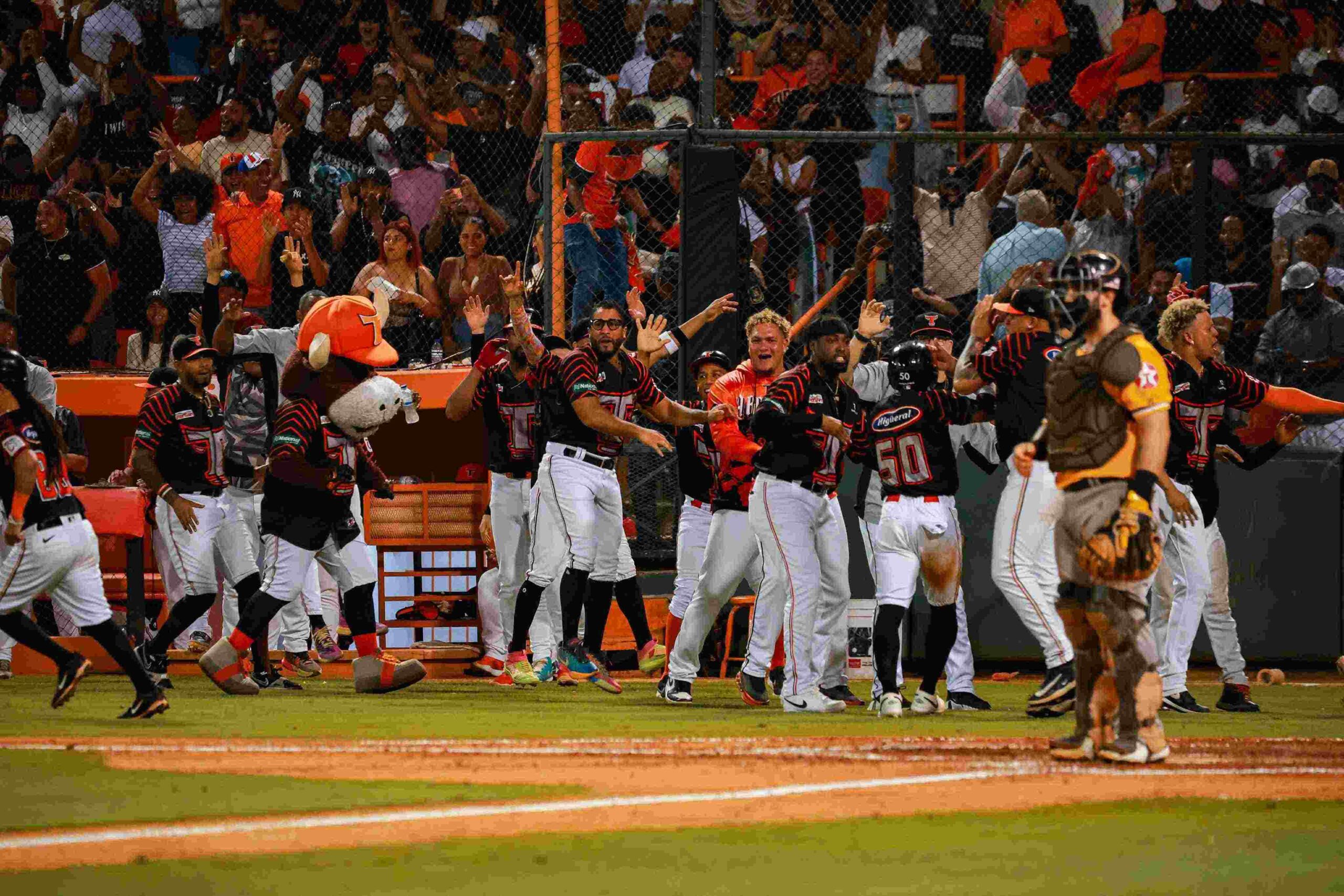 Toros del Este vencen a Águilas y avanzan a la Serie Final