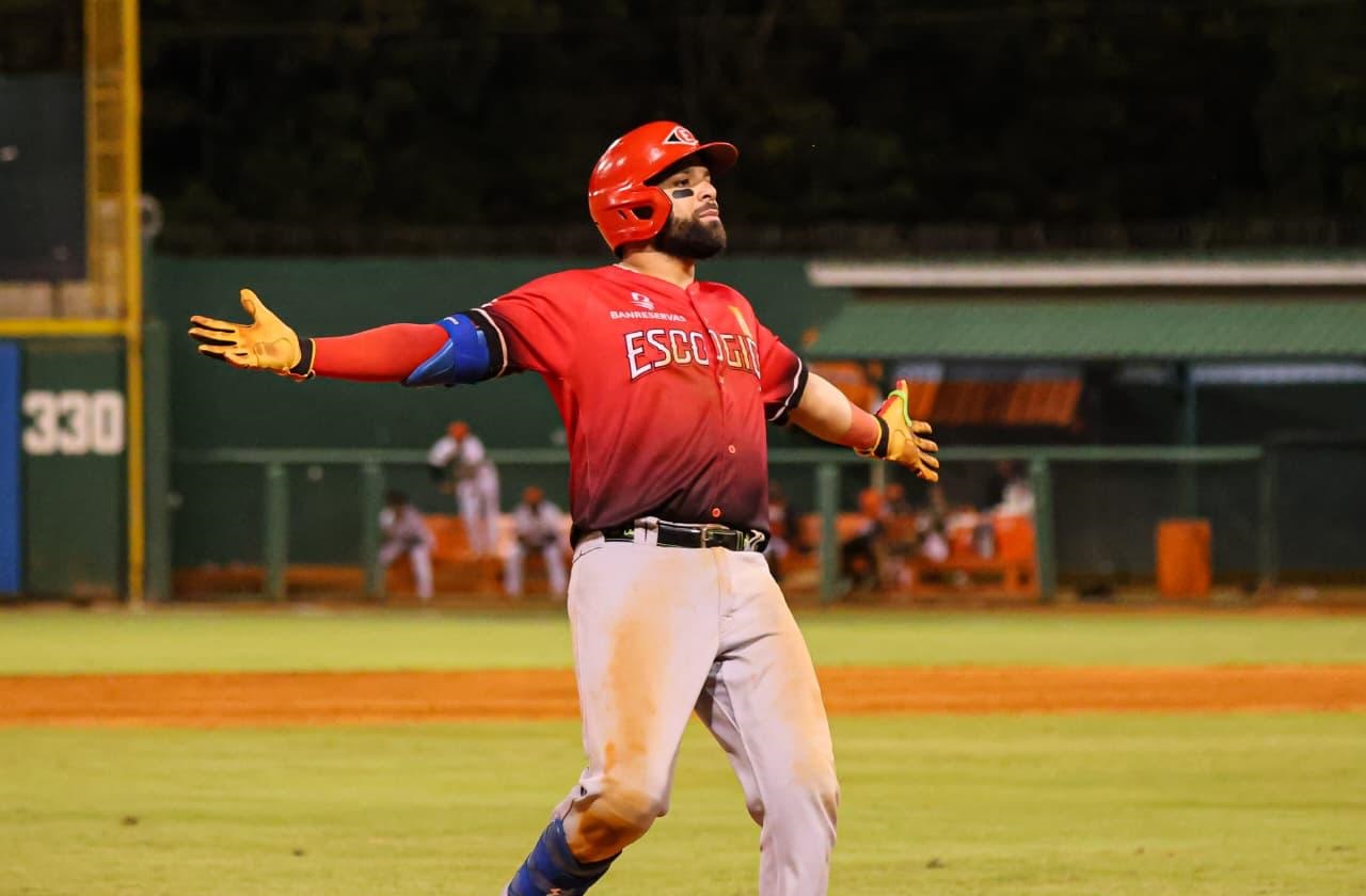 Leones del Escogido firman a De la Cruz